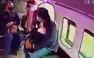 Al ver que el sujeto aparentemente no estaba armado, los pasajeros ignoraron su intento de asalto (CAPTURA) 
