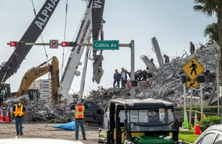 Los equipos de búsqueda de víctimas bajo los escombros de un edificio derrumbado en Surfside, en el condado de Miami-Dade (Florida, EUA), hallaron un nuevo cadáver y la cifra provisional de fallecidos se elevó así a 97, anunciaron este jueves las autoridades. (ARCHIVO) 
