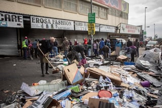Sudáfrica logró hoy restaurar la calma en la mayor parte de las zonas afectadas por la oleada de vandalismo y saqueos masivos que sacudió el país en los últimos días y que dejó, según las últimas cifras oficiales, un total de 117 muertos y más de 2,000 personas arrestadas. (EFE)