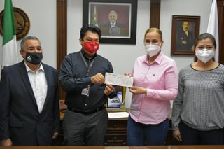 La entrega simbólica del cheque la recibió la presidenta Marina Vitela. (CORTESÍA)