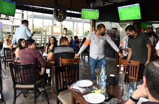 La mayoría de los afiliados a la cámara son restaurantes-bar, no obstante, se estima que la regularización es solo para bares y antros. (ARCHIVO)