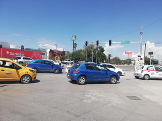Los manifestantes con sus automóviles bloquearon la circulación por la avenida Hidalgo desde la calle Durango hasta el bulevar, impidiendo el paso de quienes circulan por el bulevar provenientes de Torreón.
(EL SIGLO DE TORREÓN)