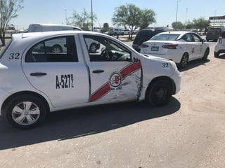 El vehículo señalado como responsable es un Nissan March, color blanco, de una base de taxis local, con número económico 3582. (EL SIGLO DE TORREÓN)