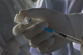 La presión sobre el gobierno para acelerar la vacunación de la población se redobló la víspera tras superar los 100,000 muertos durante la pandemia.
(ARCHIVO)