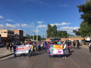 Madres de mujeres víctimas de feminicidio acompañaron a Jazmín 'N', quienes piden la creación de una Fiscalía Especializada en Feminicidios para San Luis Potosí. (EL UNIVERSAL)