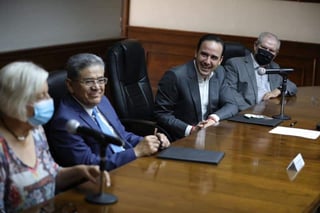 Manolo Jiménez y Salvador Hernández firmaron un convenio de colaboración para cuidar el medio ambiente. (EL SIGLO DE TORREÓN)
