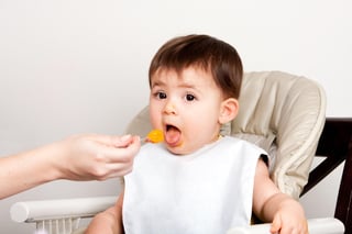 De manera sencilla podemos decir que para alcanzar el óptimo desarrollo cerebral un bebé requiere tres elementos esenciales: comer, jugar y amar. (ARCHIVO)
