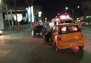 Un conductor abandonó su vehículo tras protagonizar un accidente vial en la colonia Las Magdalenas de la ciudad de Torreón, una persona resultó lesionada en los hechos. (EL SIGLO DE TORREÓN)