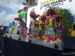 Con el objeto de ingresar el Récord Guinness, el día de hoy fue realizada la matlachinada más grande en el municipio de Saltillo, en donde alrededor de 60 grupos de personas acudieron a danzar en la Plaza Coahuila. (ARCHIVO) 
