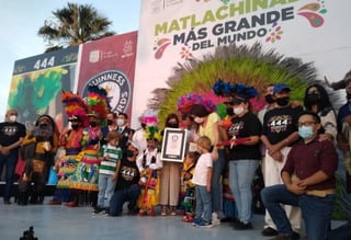 En total fueron 653 matlachines, entre adultos, jóvenes, niños y niñas, quienes lograron el récord Guinness para Saltillo. (PERLA SÁNCHEZ)