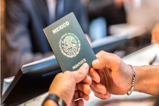 La Secretaría de Relaciones Exteriores (SRE) informó que en lo que va del año, y ante la pandemia por COVID-19, la emisión de pasaportes ha tenido un aumento de forma sostenida.
(ARCHIVO)