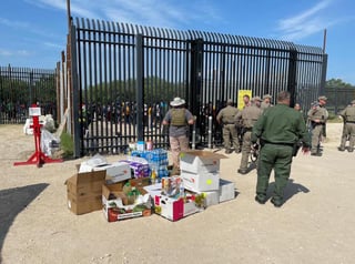 Autoridades de la Patrulla Fronteriza de los Estados Unidos en el sector de Del Río, en el Estado de Texas, dieron a conocer la detención de más de 300 migrantes, provenientes de diferentes países y entre los que se encontraban menores de edad y hasta mujeres embarazadas. (RENÉ ARELLANO)