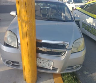 El vehículo se subió a la banqueta y chocó con su parte frontal contra un poste de madera de una empresa de telefonía fija. (EL SIGLO DE TORREÓN)