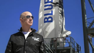 Bezos, el hombre más rico del planeta, alcanzó este martes el espacio tras despegar desde una base en el oeste de Texas (EUA) a bordo del cohete New Shepard, con el que superó los 106 kilómetros (65 millas) de altura para luego emprender el regreso a la Tierra. (EFE)
