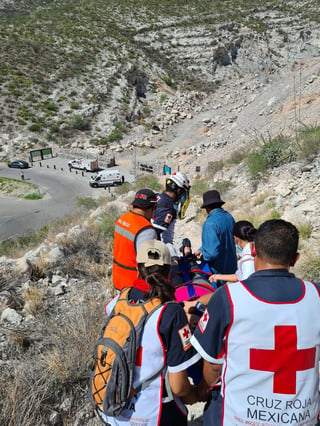 Los socorristas de la Cruz Roja arribaron al lugar para atender a la mujer lesionada y trasladarla a un hospital. (EL SIGLO DE TORREÓN)
