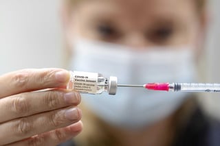 La vacuna contra el COVID-19 del laboratorio Janssen, filial de la multinacional estadounidense Johnson & Johnson (J&J), es mucho menos efectiva ante la delta y otras variantes que ante el virus original, según sugiere un nuevo estudio publicado en EUA. (ARCHIVO) 
