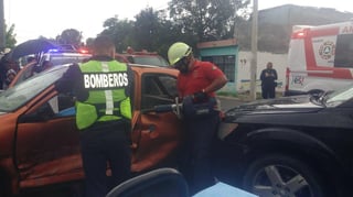 Al lugar arribaron elementos de Bomberos de Ramos Arizpe, quienes tuvieron que utilizar equipo hidráulico para sacar al menor y su madre del auto.

