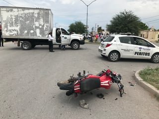 La motocicleta en la que viajaba la familia fue impactada por un camión que transportaba abarrotes. (EL SIGLO DE TORREÓN)