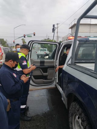 Agentes de la Policía Municipal impiden que un hombre se quitara la vida en la ciudad de Gómez Palacio. (EL SIGLO DE TORREÓN)