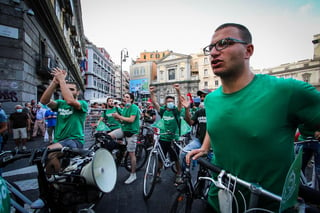 Unas mil personas protestaron este jueves en Nápoles (sur de Italia) contra el G20 de Medio Ambiente y Energía, que se celebra hoy y mañana, y pidieron más acciones concretas para proteger el planeta. (ARCHIVO) 