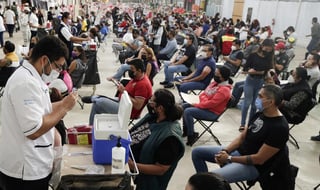 La Secretaría de Salud de México registró este jueves 16,244 contagios nuevos de COVID-19, la mayor cifra en lo que va de tercera ola de la pandemia, un dato que no se alcanzaba desde enero pasado, en pleno pico de la segunda oleada. (ARCHIVO)