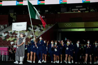 Con Rommel Pacheco y Gaby López como abanderados, la delegación mexicana hizo su aparición en el Estadio Olímpico de Tokio durante la ceremonia inaugural de los Juegos Olímpicos XXXII. (AP)
