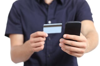 El 71% de las operaciones se efectuaron con tarjeta de débito e implicaron el 51% del gasto en comercio electrónico. (ARCHIVO)