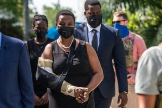 La primera dama de Haití, Martine Moise, llegó al velatorio que se celebra este viernes en la ciudad de Cap-Haitien, en el norte del país, en honor al presidente de Haití, Jovenel Moise, asesinado en su residencia el 7 de julio. (ESPECIAL) 

 