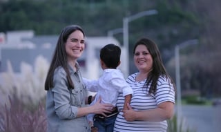 Gabriela y Palmira unieron sus vidas en matrimonio hace aproximadamente cinco años y tiempo después tomaron la decisión de adoptar a un niño, Ricardo, quien vive hoy con su nueva familia (CORTESÍA) 