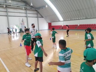 Algunas de las disciplinas que los niños y jóvenes practican en los cursos son futbol soccer, baile, karate, tenis y voleibol (ESPECIAL) 