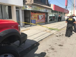 El hallazgo ocurrió cerca de las 10:20 de la mañana de este sábado en el número 22-A oriente de la avenida Hidalgo, a unos metros de la calzada Colón.
(EL SIGLO DE TORREÓN)