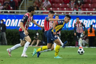 El delantero paraguayo Adam Bareiro anotó al minuto 65 el gol con el que el San Luis venció este sábado por 1-2 a las Chivas de Guadalajara en la primera jornada del torneo Apertura 2021 del fútbol mexicano. (EFE) 
