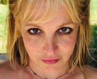En medio del pleito legal que vive Britney Spears en contra de su padre y algunos miembros de su familia, la cantante se 'liberó' en Instagram al posar en toples. (INSTAGRAM) 