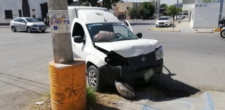 La mañana de este domingo se registró un accidente vial en la zona Centro de Torreón que dejó como saldo una menor con lesiones leves y daños materiales de consideración. (EL SIGLO DE TORREÓN)