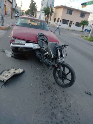 Tras el accidente la motocicleta terminó incrustada en la parte del frente del vehículo sedán. (EL SIGLO DE TORREÓN)