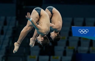 A pesar de ser primera experiencia en unos Juegos Olímpicos, la pareja de Kevin Berlín y Diego Balleza se quedó muy cerca de conseguir una medalla en la plataforma sincronizada de 10 metros de Tokio 2020. (AP)