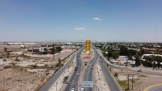 Camellones con daños por accidentes viales, señalética con golpes o montones de basura son parte de lo que se puede observar en algunos puntos del periférico de Torreón, la rúa que concentra la mayor cantidad de accidentes en todo el municipio durante todo este 2021. (EMMANUEL AZUARA)