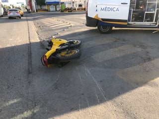 El hombre viajaba a bordo de una motocicleta amarilla. (EL SIGLO DE TORREÓN)