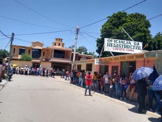 Se registró una gran demanda de personas de 18 a 29 años en el inicio de la vacunación de este grupo etario en Matamoros. (MARY VÁZQUEZ)