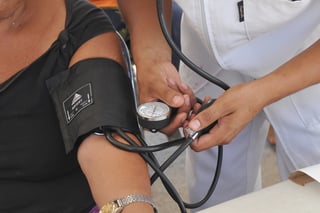 Exhortan el IMSS a la población afiliada a participar en la toma de presión arterial. (ARCHIVO)