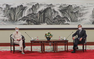 China ha pedido a Estados Unidos que retire 'todas las sanciones unilaterales, los altos aranceles, la jurisdicción de manos largas, y el bloqueo tecnológico' que afectan al país asiático, informó la agencia estatal de noticias Xinhua. (ARCHIVO) 
