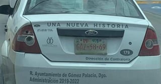 A través de Facebook, un usuario compartió una fotografía que muestra a presunto personal del Ayuntamiento de Gómez Palacio en un vehículo con placas vencidas (CAPTURA)  