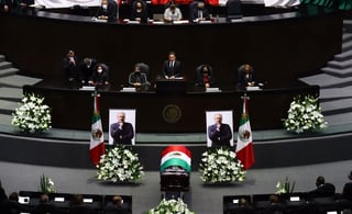 Fueron colocadas dos grandes fotografías del exgobernador de Guerrero, junto con dos banderas de México y diversos arreglos florales. (ESPECIAL)
