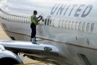 El combustible se está agotando en algunos aeropuertos de Estados Unidos. American Airlines dijo el martes que se encuentra con escasez de combustible en aeropuertos pequeños y medianos y en algunos casos debe realizar escalas para reabastecerse o llevar combustible a lugares donde hay poco. (ARCHIVO) 