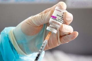 El hecho se registró el pasado miércoles 21 de julio en el área de observación de la Feria Nacional de Durango, en donde se instaló uno de los módulos de vacunación para atender a los adultos de 40 a 49 años de edad con la primera dosis de la vacuna AstraZeneca.
(ARCHIVO)
