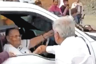 El año pasado, el 29 de marzo de 2020, al supervisar esta misma carretera, el presidente Andrés Manuel López Obrador saludó de mano a la mamá de 'El Chapo', María Consuelo Loera Pérez.
(ARCHIVO)