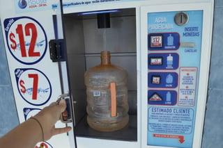 La Jurisdicción Sanitaria VI ha aplicado este año 12 sanciones administrativas a máquinas expendedoras de agua purificada de Torreón debido a que incumplieron con a norma sanitaria que garantiza que el producto que se oferta es apto para el consumo humano. (ARCHIVO)