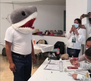 En un puesto de vacunación del municipio de San Pedro Cholula, Puebla, un hombre de entre 30 y 40 años de edad llegó disfrazado de tiburón.