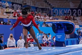Simone Biles tuvo una mala ejecución en salto de caballo y se retiró de la prueba por equipos.