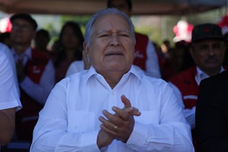 Un juez de Paz de El Salvador decretó este miércoles la búsqueda y captura internacional del expresidente Salvador Sánchez Cerén (2014-2019) y otros cuatro exfuncionarios con la ayuda de Interpol por cargos de corrupción, informó la Fiscalía. (ARCHIVO) 